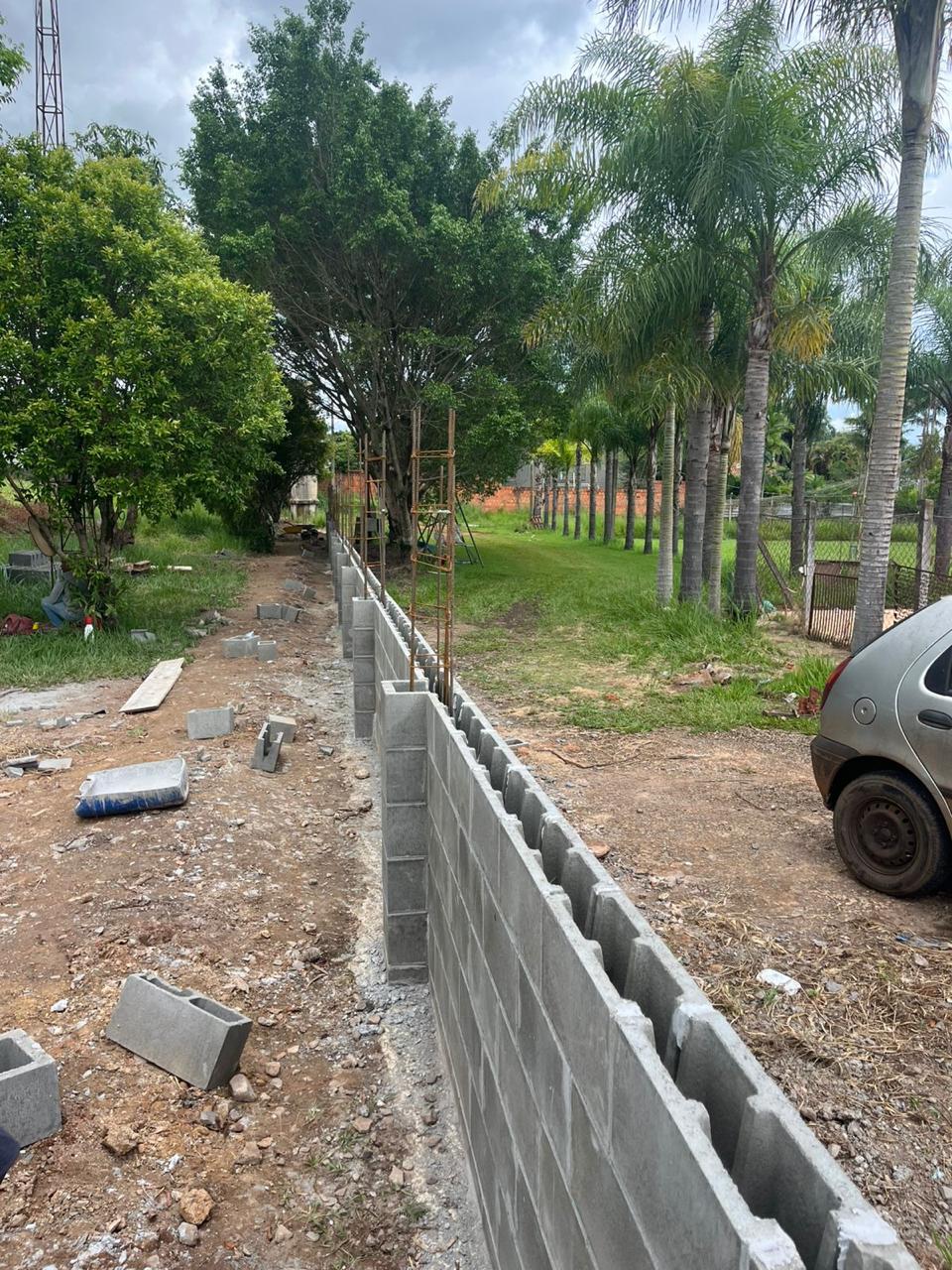 Bloco estrutural Vinic sendo assentado em obra residencial — controle dimensional ponta a ponta