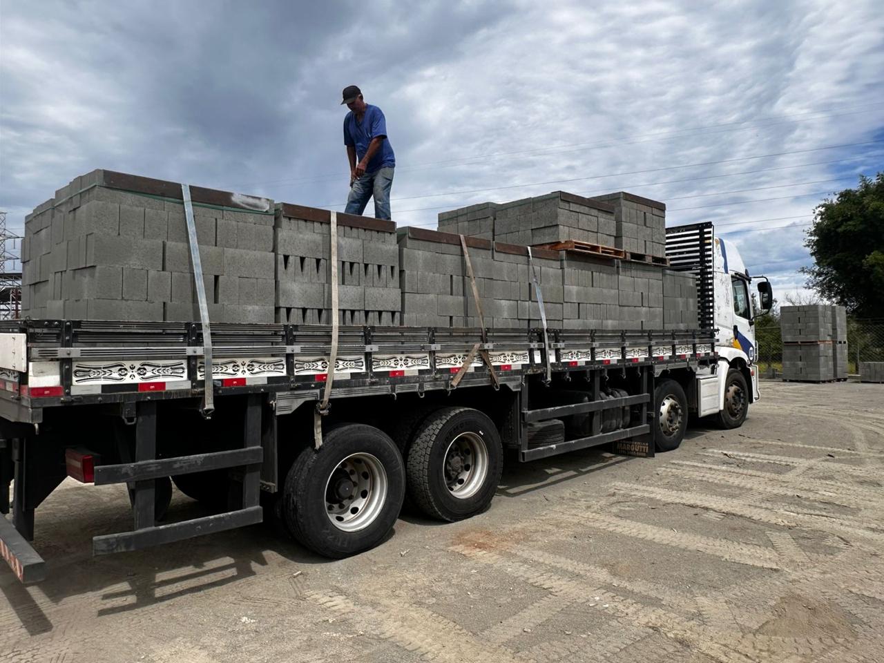 Frota Vinic — caminhão truck carregado de blocos para entrega